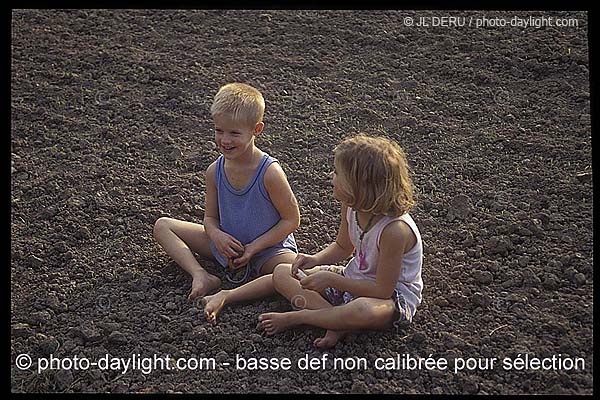 enfants dans un champ - children in a field